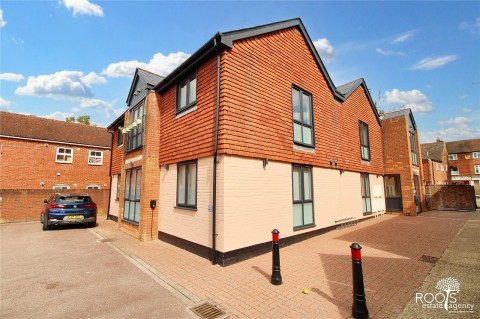 View Full Details for Flat 4 Phoenix  Court, Newbury, West Berkshire